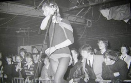 Guggi na koncercie Virgin Prunes, około 1979 roku.